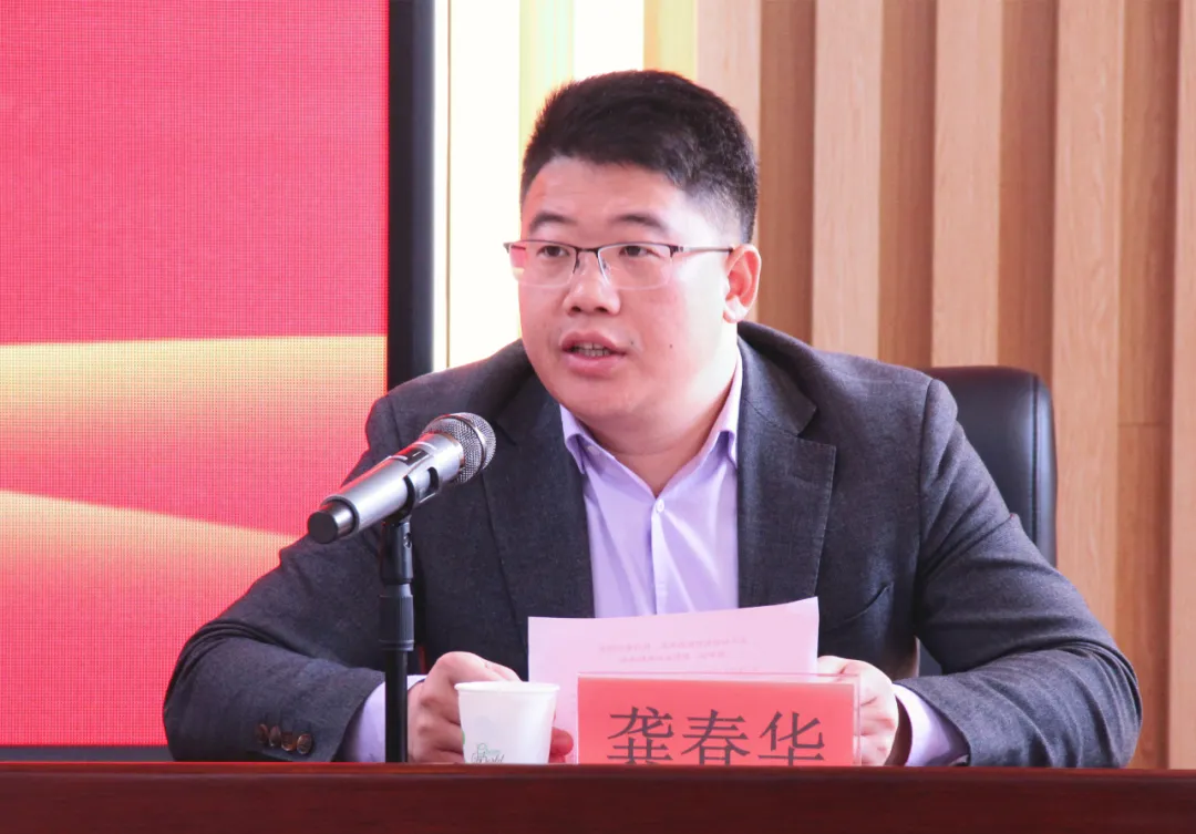 华夏建龙公司人事部经理龚春华宣布了表彰决定.